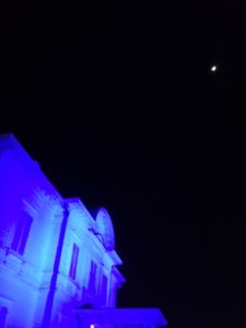 ブルーでライトアップされた